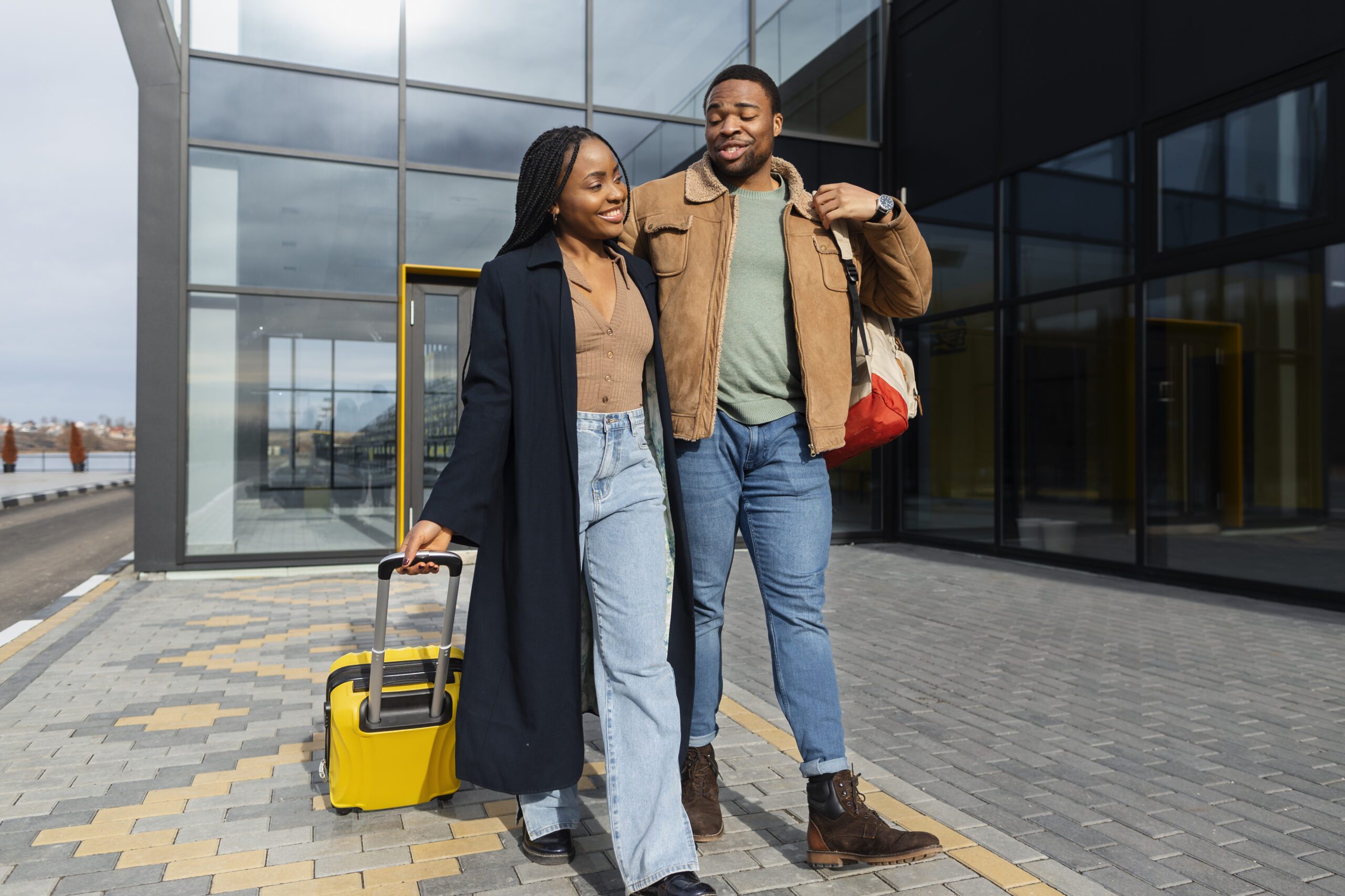 plein coup de partenaires heureux marchant ensemble scaled