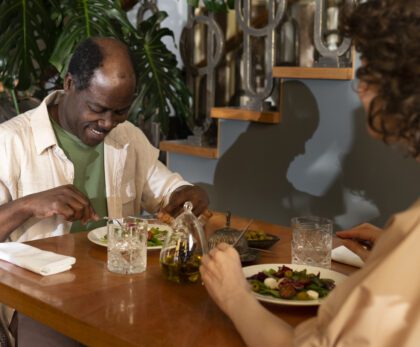 amis-de-vue-de-cote-mangeant-au-restaurant
