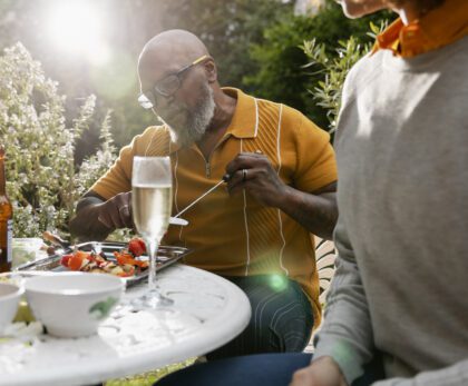 amis-faisant-la-fete-en-plein-air-vue-laterale