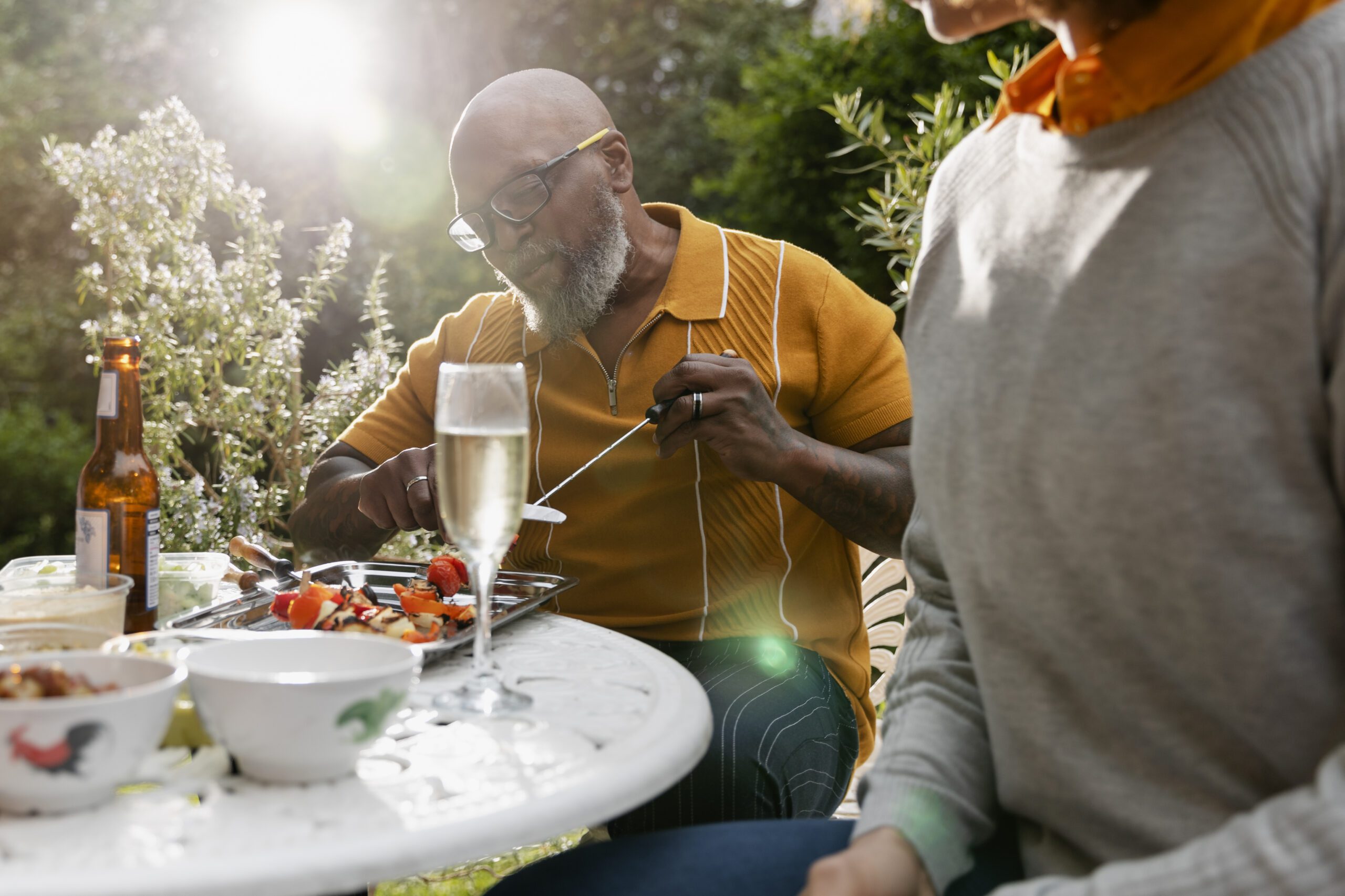 amis faisant la fete en plein air vue laterale scaled