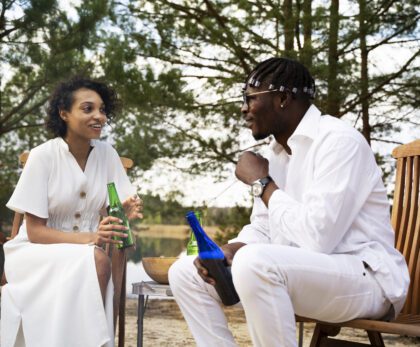 amis-plan-bas-bavarder-dehors (1)