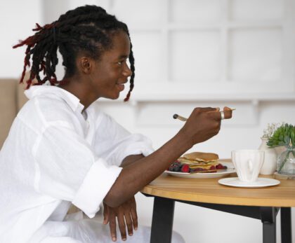 coup-moyen-homme-portant-des-vetements-en-lin-a-la-maison