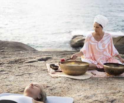 guide-de-meditation-senior-avec-bols-chantants