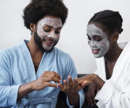 homme-et-femme-faisant-un-traitement-de-beaute-a-la-maison (1)